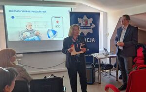 Pracownicy banku na spotkaniu z seniorami.