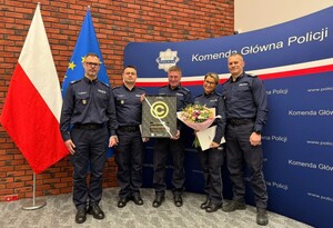 Laureaci nagrody wraz z nadinspektorem Arkadiuszem Sylwestrzakiem Komendantem Wojewódzkim Policji w łodzi, podinspektorem Robertem Ludwikowskim Komendantem Powiatowym Policji w Pabianicach oraz aspirant sztabową Anetą Piotrowicz pełniącą obowiązki Zastępcy Naczelnika Wydziału do walki z Przestępczością Gospodarczą i Korupcją pabianickiej jednostki Policji.