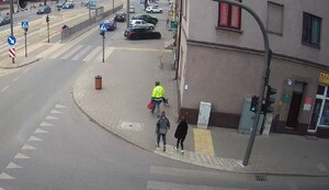 Zdjęcie z miejsca zdarzenia, na którym widać trzech sprawców.