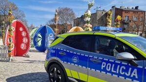 Policyjny radiowóz na tle wielkanocnych dekoracji.