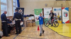 Policjanci liczą punkty, zawodnik pokazuje kciuki w górę.