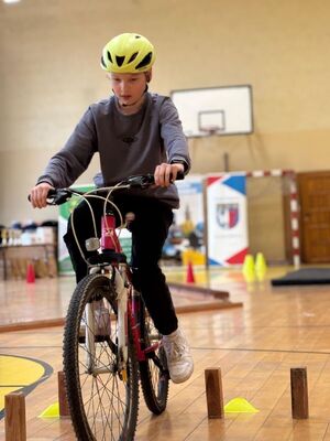 Zawodnik pokonuje rowerem tor przeszkód.