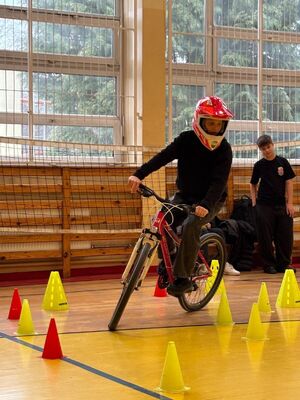 Zawodnik pokonuje rowerem tor przeszkód.