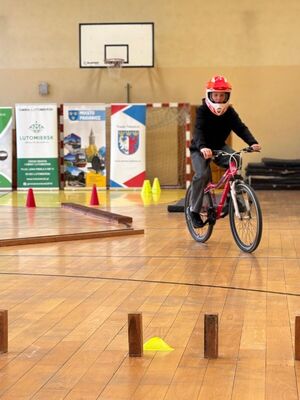 Zawodnik pokonuje rowerem tor przeszkód.