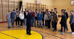 Policjantka rozmawia z uczestnikami turnieju.