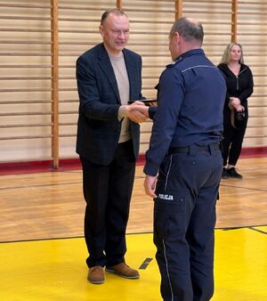 Komendant dziękuje Dyrektorowi Szkoły.