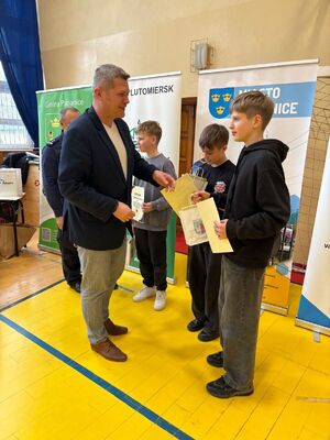 Burmistrz Miasta i Gminy Lutomiersk wręcza uczestnikowi nagrodę.