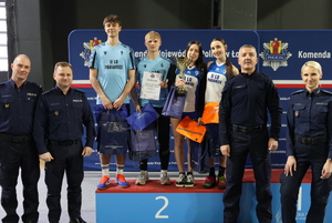 Zawodnicy pabianickiej drużyny na podium. Obok nich policjanci.