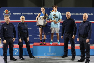 Najlepsza zawodniczka i zawodnik Turnieju na podium. Obok policjanci.