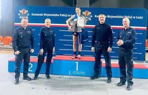 Najlepsza zawodniczka Turnieju na podium. Obok niej policjanci.