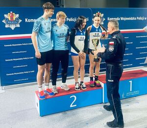 Zawodnicy odbierający puchar z rąk Komendanta.