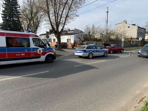 Miejsce zdarzenia, na którym widać pracujące służby.