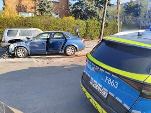 Miejsce zdarzenia, na którym widać radiowóz i uszkodzony pojazd.