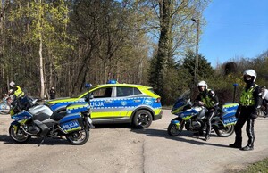 Policjanci zabezpieczający rajd rowerowy.