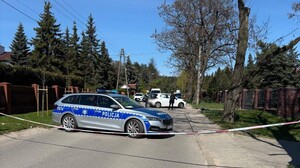 Miejsce zdarzenia na którym widać policyjny radiowóz.