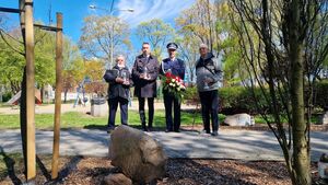 Podinspektor Robert Ludwikowski Komendant Powiatowy Policji w Pabianicach wspólnie z Jarosławem Olbrychowskim Prezesem Stowarzyszenia „Rodzina Policyjna 1939r.”, Markiem Statkiewiczami oraz Juliuszem Baczmagą oddają hołd pomordowanym policjantom Policji Państwowej.