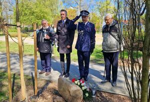 Podinspektor Robert Ludwikowski Komendant Powiatowy Policji w Pabianicach wspólnie z Jarosławem Olbrychowskim Prezesem Stowarzyszenia „Rodzina Policyjna 1939r.”, Markiem Statkiewiczami oraz Juliuszem Baczmagą oddają hołd pomordowanym policjantom Policji Państwowej.