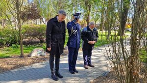 Podinspektor Robert Ludwikowski Komendant Powiatowy Policji w Pabianicach wspólnie z Jarosławem Olbrychowskim Prezesem Stowarzyszenia „Rodzina Policyjna 1939r.”, Markiem Statkiewiczami oddają hołd pomordowanym policjantom Policji Państwowej.