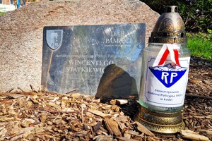 Pomnik przy którym umieszczono znicz.