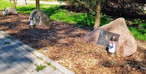 Pomniki przy których zapalono znicze.