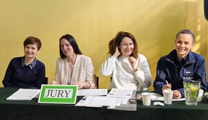 Kobiety siedzące w komisji konkursowej, a wśród nich umundurowana policjantka.