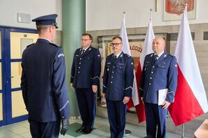 Dowódcza uroczystości składa meldunek Komendantowi Powiatowemu Policji w Pabianicach. Obok podinspektora Ludwikowskiego stoi nadkomisarz Andrzej Grzelak oraz komisarz Mare Marusiński.
