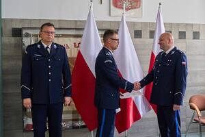 Komendant Powiatowy Policji w Pabianicach gratuluje nowemu Komendantowi Komisariatu Policji w Konstantynowie Łódzkim. Obok stoi I Zastępca Komendanta Powiatowego Policji w Pabianicach.