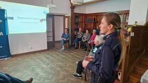 Policjantka na tle seniorów.