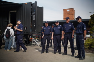 na zdjęciu 4 policjantów