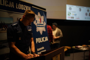 policjant stojący przy mównicy