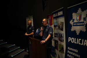 Komendant Powiatowy Policji w Pabianicach w trakcie przemówienia