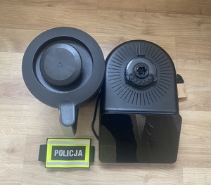 robot kuchenny z opaską Policją