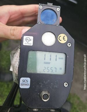 Miernik prędkości z pomiarem 111 kilometrów na godzinę.