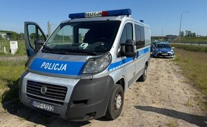 Policyjne radiowozy na miejscu zdarzenia.