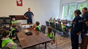 Dzieci w gabinecie Komendanta Powiatowego Policji w Pabianicach.