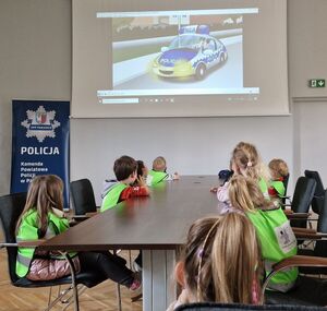 Dzieci oglądające edukacyjną bajkę.