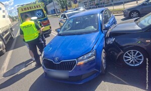 Służby pracujące na miejscu zdarzenia drogowego.