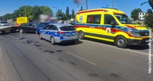 Służby pracujące na miejscu zdarzenia drogowego.