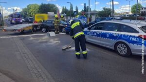 Służby pracujące na miejscu zdarzenia drogowego.