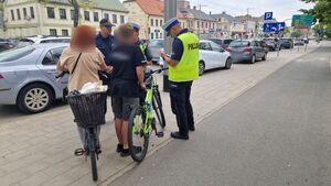 Policjanci kontrolują rowerzystów.
