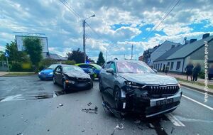 Uszkodzone pojazdy biorące udział w zdarzeniu drogowym.
