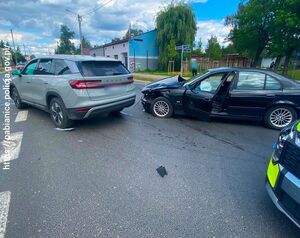 Uszkodzone pojazdy biorące udział w zdarzeniu drogowym.