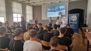 Dyrektor Szkoły przemawia do uczniów.