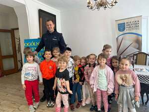 Policjant na zdjęciu z dziećmi.