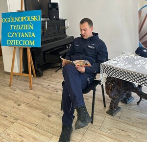 Policjant czytający książkę.