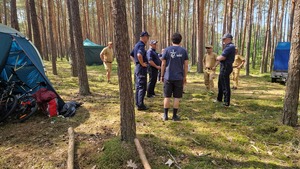 Policjanci i strażacy podczas kontroli obozowiska.