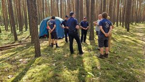 Policjanci i strażacy podczas kontroli obozowiska.