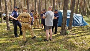 Policjanci i strażacy podczas kontroli obozowiska.