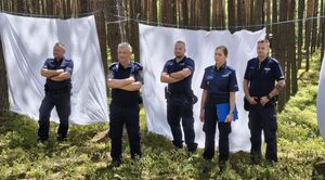 Policjanci i strażnik miejski na spotkaniu z harcerzami.