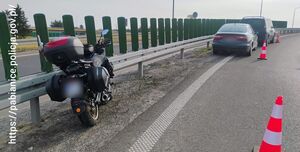 Motocykl i pojazd biorące udział w zdarzeniu.
